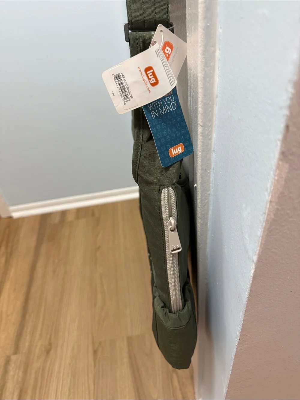 lug sleek shoulder